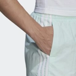 ADIDAS Essentials 3-Stripes Woven Short (Loose Fit) -Regta Winkel essentials 3 stripes woven short loose fit 5