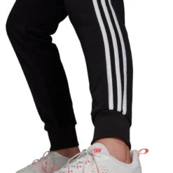 ADIDAS Essentials French Terry 3-Stripes Broek 9 ADIDAS Essentials French Terry 3-Stripes Broek -Regta Winkel essentials french terry 3 stripes broek 2