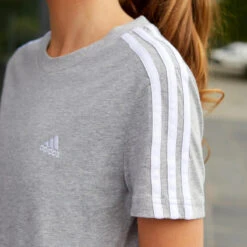 ADIDAS T-SHIRT VOOR FITNESS EN SOFT TRAINING VOOR DAMES GRIJS -Regta Winkel t shirt voor fitness en soft training voor dames grijs 9